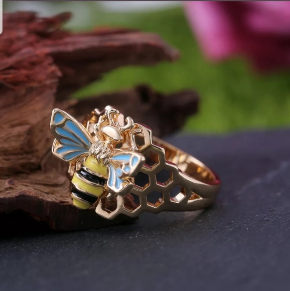 Beautiful 18k Honey Comb Bee Ring - Picture 5 of 8